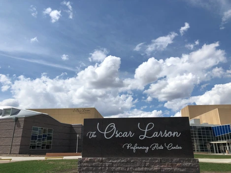 A sign that says " the oscar larson performing arts center ".